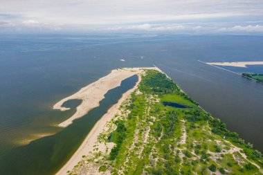 Baltık denizine Vistula nehir ağız havadan görünümü. Polonya