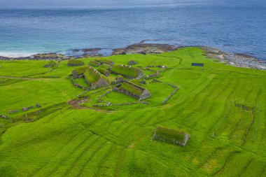 Koltur adasında balıkçı köyü havadan görünümü. Faroe Adaları. 