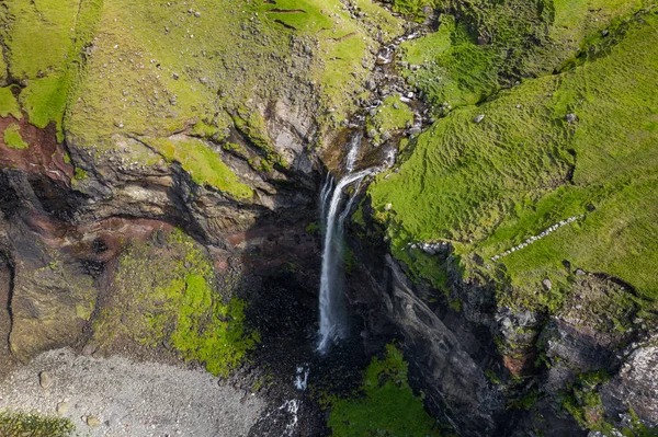 Luftaufnahme des Mulafossur-Wasserfalls im Gasadalur-Dorf in Faro — Stockfoto