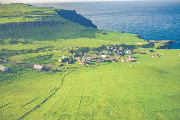 Vista aérea de la aldea en la isla de Mykines en las Islas Feroe, norte —  Fotos de Stock