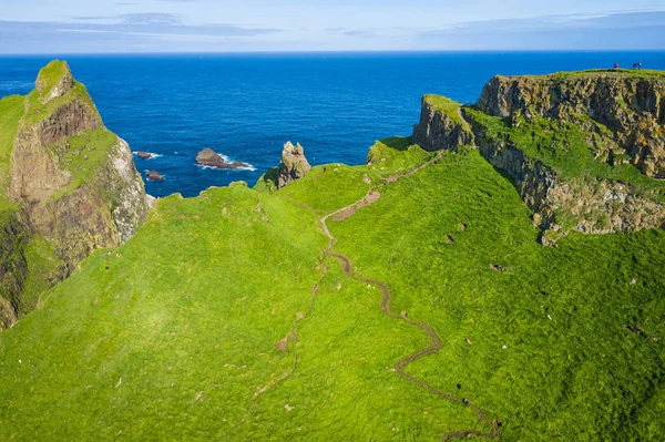 Letecký pohled na ostrov Mykines na Faerských ostrovech, v severním Atlantiku O — Stock fotografie