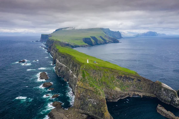 Veduta aerea del faro sull'isola di Mykines nelle Isole Faroe, No — Foto Stock