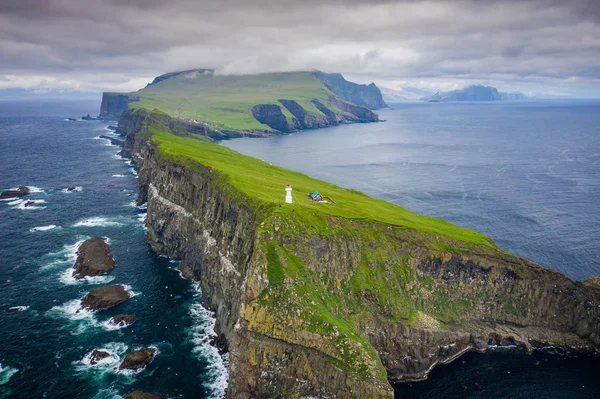 Faroe Adaları Mykines adasında deniz feneri havadan görünümü, Hayır — Stok fotoğraf