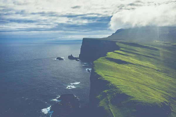 北大西洋O法罗群岛的米基内斯岛鸟瞰图 — 图库照片