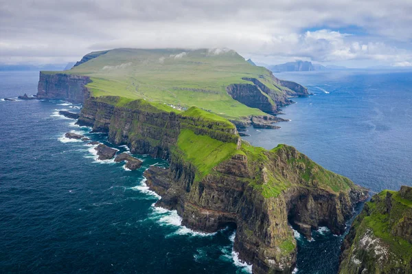 Vista aérea de la isla de Mykines en las Islas Feroe, Atlántico Norte O —  Fotos de Stock