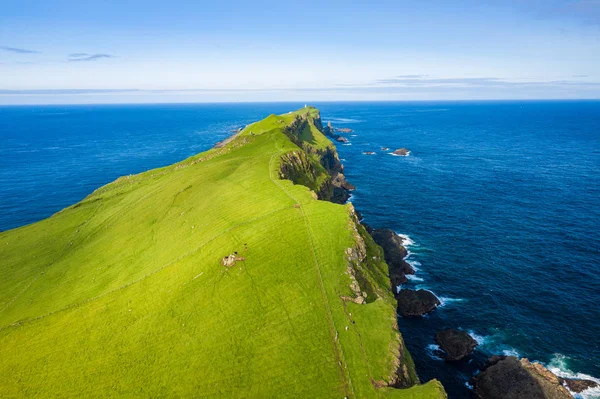 Vista aérea da ilha de Mykines nas Ilhas Faroé, Atlântico Norte O — Fotografia de Stock