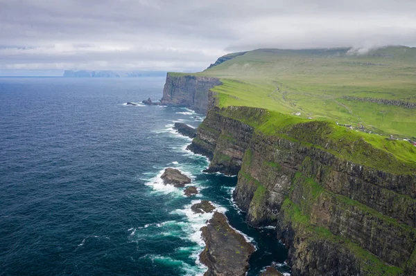 Veduta aerea dell'isola di Mykines nelle Isole Faroe, Nord Atlantico O — Foto Stock