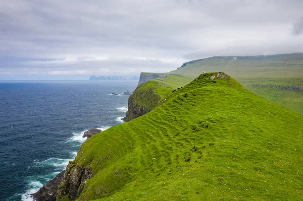 Letecký pohled na ostrov Mykines na Faerských ostrovech, v severním Atlantiku O — Stock fotografie