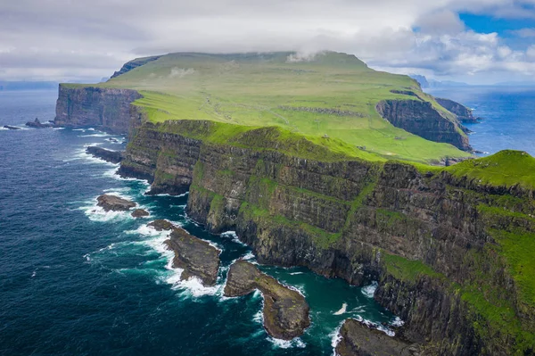 Vue aérienne de l'île de Mykines dans les îles Féroé, Atlantique Nord O — Photo