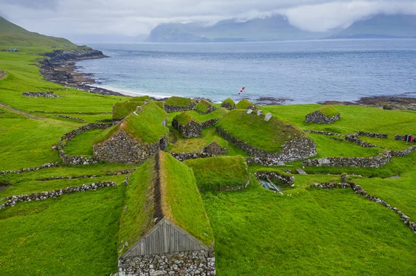 Vista aerea del villaggio di pescatori nell'isola di Koltur. Isole Faroe . — Foto Stock