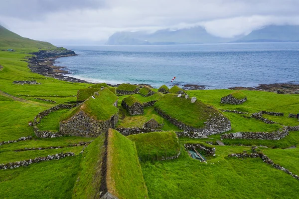 Vista aerea del villaggio di pescatori nell'isola di Koltur. Isole Faroe . — Foto Stock