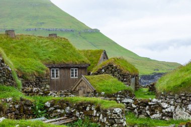 Koltur adasında balıkçı köyü görünümü. Faroe Adaları. Yeşil r