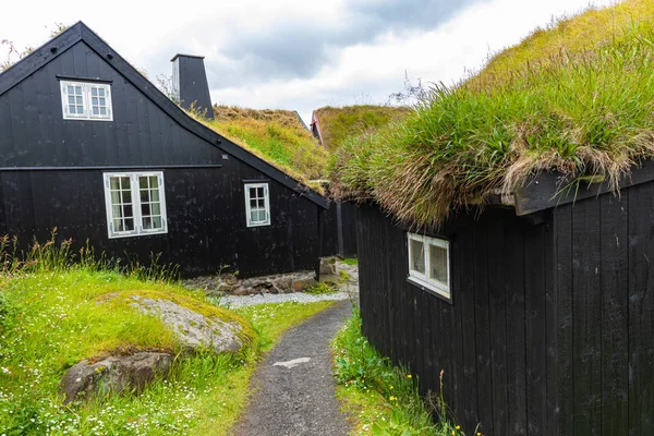 Città vecchia di capitale di Torshavn. Case tipiche con torba r — Foto Stock