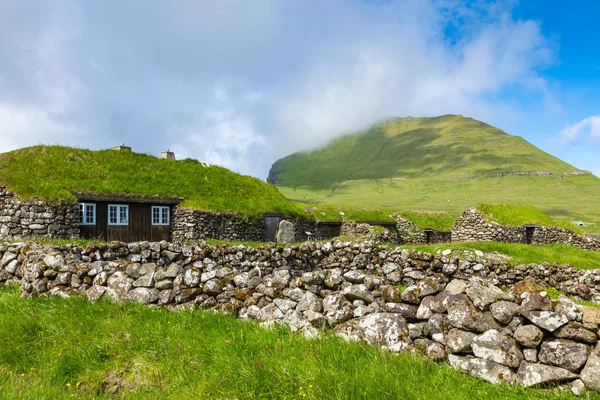 View of fishing village in Koltur island. Faroe Islands. Green r — Stock Photo, Image