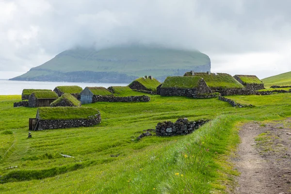 Вид на рыбацкую деревню на острове Колтур. Фарерские острова. Зеленый r — стоковое фото