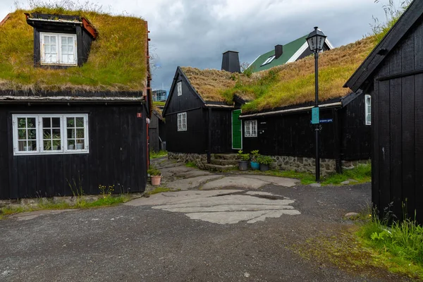 Città vecchia di capitale di Torshavn. Case tipiche con torba r — Foto Stock