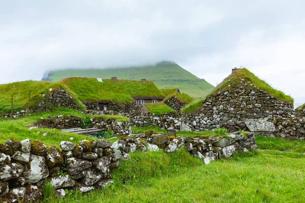 Vista del villaggio di pescatori nell'isola di Koltur. Isole Faroe. Verde r — Foto Stock