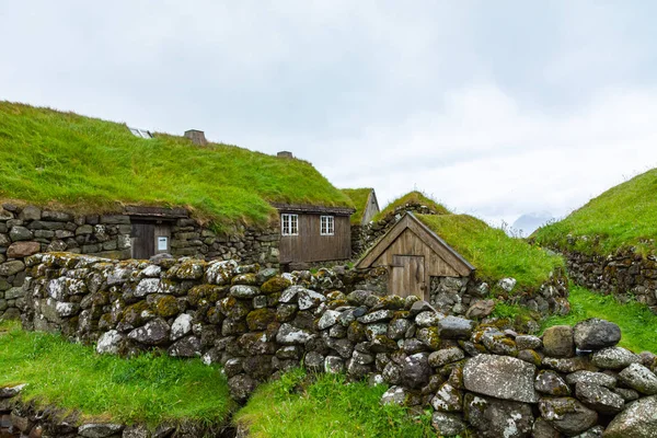 Blick auf das Fischerdorf auf der Insel Koltur. Färöer. grün r — Stockfoto