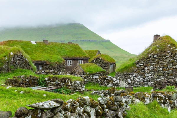 View of fishing village in Koltur island. Faroe Islands. Green r — Stock Photo, Image