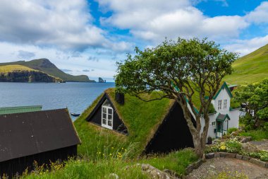 Bour köyü. Tipik çim çatı evleri ve yeşil dağlar. Pa!