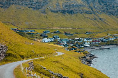 Bour köyü. Tipik çim çatı evleri ve yeşil dağlar. Pa!