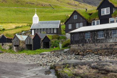 Bour köyü. Tipik çim çatı evleri ve yeşil dağlar. Pa!