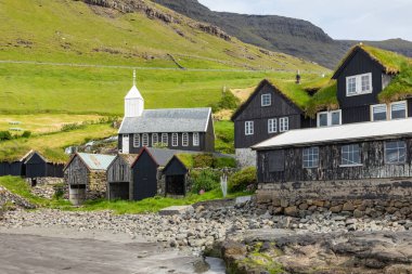 Bour köyü. Tipik çim çatı evleri ve yeşil dağlar. Pa!