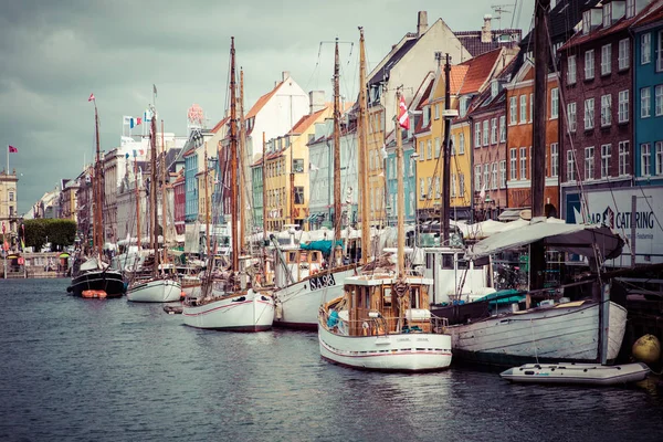 Köpenhamn, Danmark-juli 02, 2019: naturskön sommar utsikt över Nyhav — Stockfoto