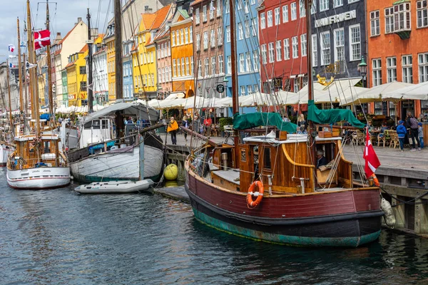 Copenhagen, Dánia-július 02, 2019: festői nyári kilátás a Nyhav — Stock Fotó