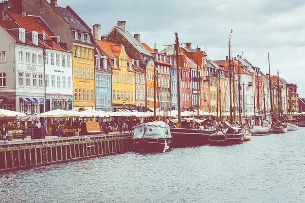 Copenhagen, Dánia-július 02, 2019: festői nyári kilátás a Nyhav — Stock Fotó