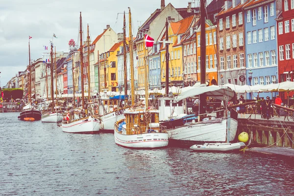 COPENHAGEN, DINAMARCA - 02 DE JULIO DE 2019: Vista panorámica del verano de Nyhav — Foto de Stock