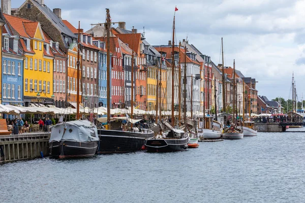 COPENHAGEN, DINAMARCA - 02 DE JULIO DE 2019: Vista panorámica del verano de Nyhav — Foto de Stock