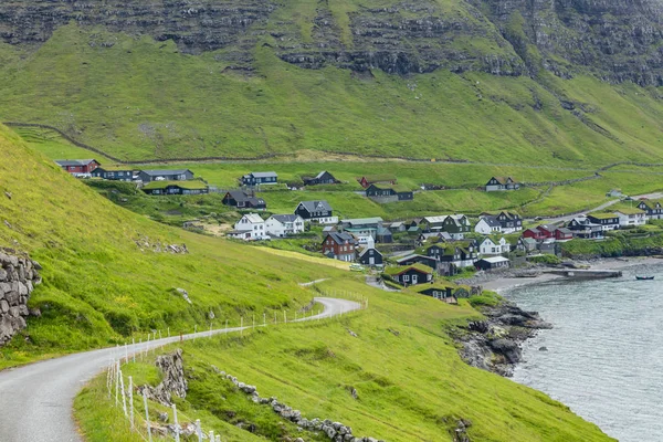 Bour village. Typical grass-roof houses and green mountains. Vag — Stock Photo, Image