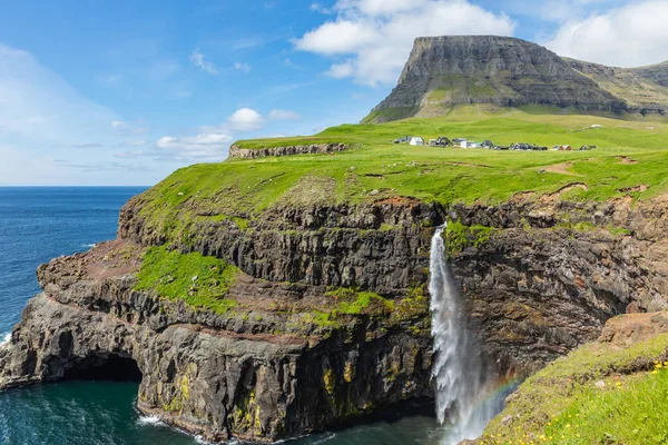 Cachoeira Mulafossur na aldeia de Gasadalur nas Ilhas Faroé, Nort — Fotografia de Stock