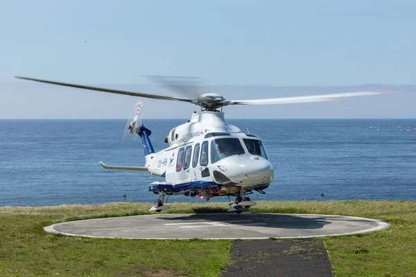 FAROE ISLANDS - JULY 07, 2019 :  Atlantic Airways helicopter lan — Stock Photo, Image