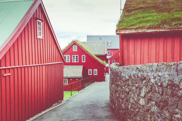 Staré město, hlavní město Torshavn. Typické domy s rašelinčím — Stock fotografie