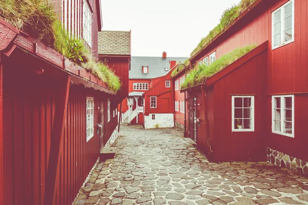 Vieille ville de la capitale Torshavn. Maisons typiques avec tourbe r — Photo