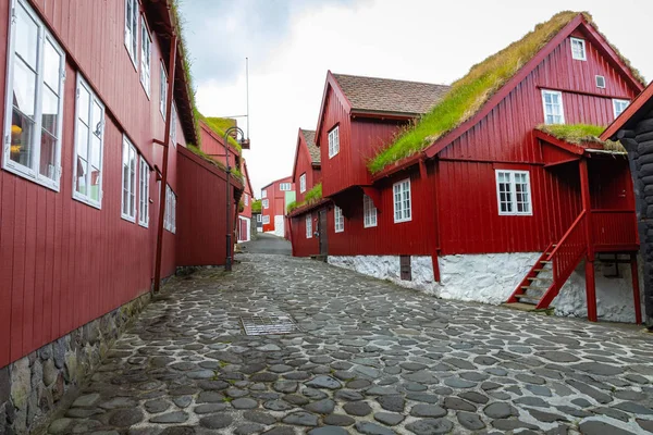 Old town of capital city of Torshavn. Typical houses with peat r — Stock Photo, Image