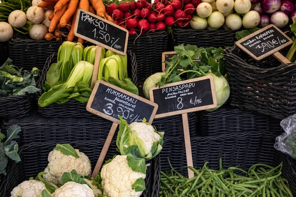 Ervas tradicionais à venda no mercado local em Turku, Finlândia . — Fotografia de Stock