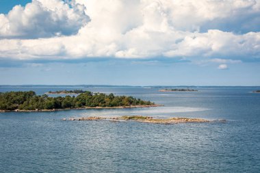 Ada ile pitoresk manzara. Baltık Denizi'nde. Aland Adaları,