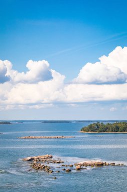 Ada ile pitoresk manzara. Baltık Denizi'nde. Aland Adaları,