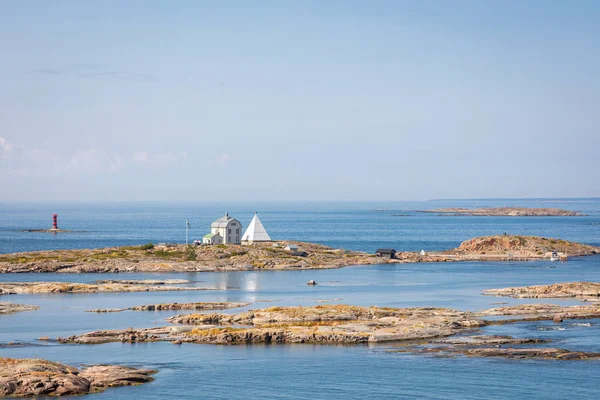 Kobba Klintar, une ancienne station de pilotage dans l'archipel d'Aland avec ca — Photo