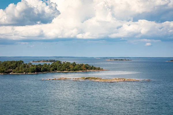 Pittoreskt landskap med ö. vid Östersjön. Åland, — Stockfoto