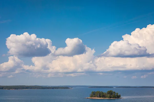 Festői táj szigettel. a Balti-tengeren. Aland-szigetek, — Stock Fotó