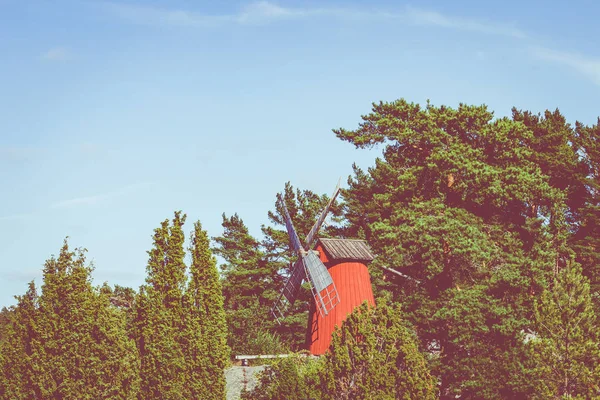 Röd trä väderkvarn i en gammal Vintage landsbygdslandskap på Åland är — Stockfoto