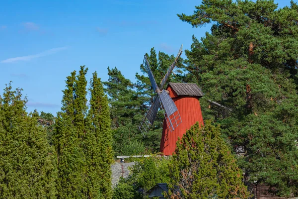 Czerwony drewniany wiatrak w starym Vintage krajobrazu wiejskiego w Aland jest — Zdjęcie stockowe