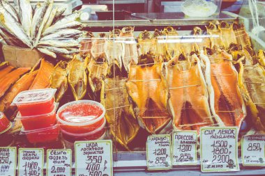 Kurutulmuş balık Omul Listvyanka, Baykal Gölü sayacında yatan.