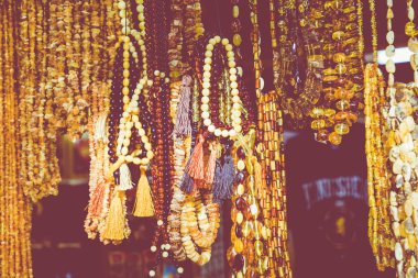 Curonian Sp sokak pazarında kehribar kolye ve kolye