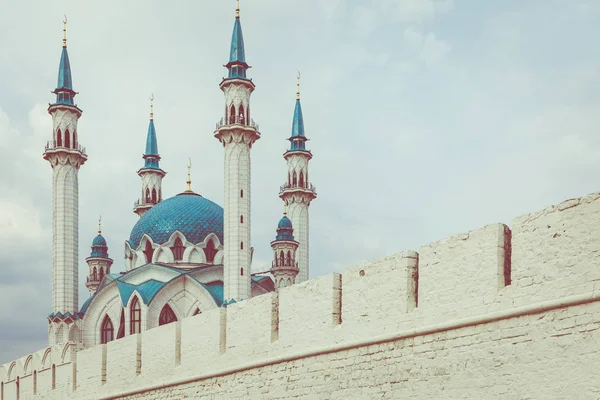 KAZAN, RUSSIA - SEPTEMBER 15, 2019: View on Kul Sharif mosque in — Stock Photo, Image