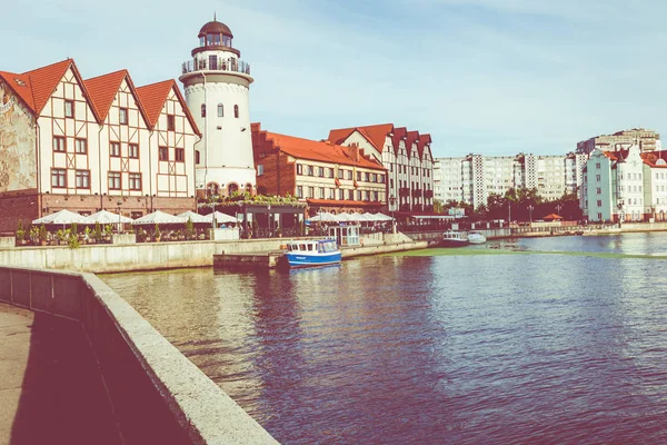 KALINININGRAD, RUSIA - 04 DE SEPTIEMBRE DE 2019: Vista de los edificios en F — Foto de Stock